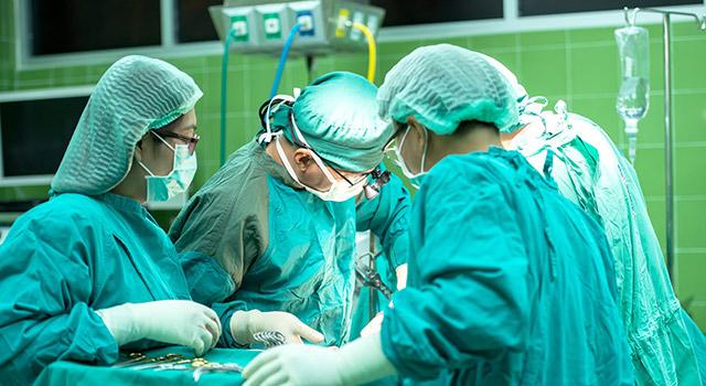 Mit der Verlagerung von sechs Gruppen operativer Eingriffe vom stationären in den ambulanten Bereich will der Bund den Kostenanstieg im Gesundheitswesen dämpfen.