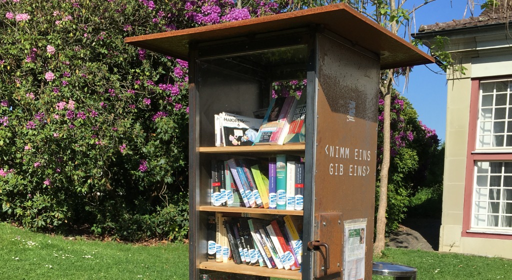 Der offene Bücherschrank im Dorfzentrum ist eine Bereicherung für die Gemeinde. Brockenstube und Bibliothek sind allerdings über diese gratis Konkurrenz nicht glücklich.