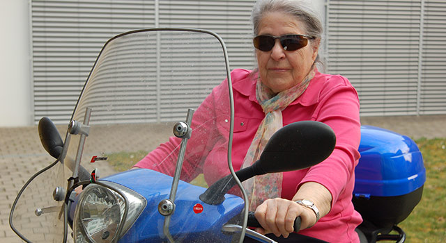 Frau Annalise Stamm, 80plus: „Im Leben aktiv sein, ist für mich wichtig. Damit ich das bleiben kann, schütze ich meine Augen mit einer CARUSO Sonnenbrille.“