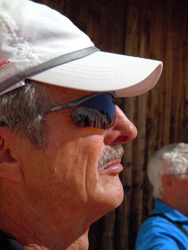 Walter Isaak, 60+ Aktiver Sportinstrukter bei Prosenektute Ich geniesse die Sonne im Massen mit einer CARUSO Sonnenbrille und UV-Mütze.