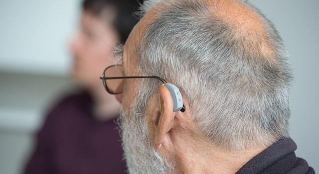 Aufgrund der zunehmenden Alterung der Gesellschaft nehmen auch die Hörprobleme zu. Hörverminderungen aber beeinträchtigen nachweislich Wohlbefinden und Lebensqualität der Betroffenen.