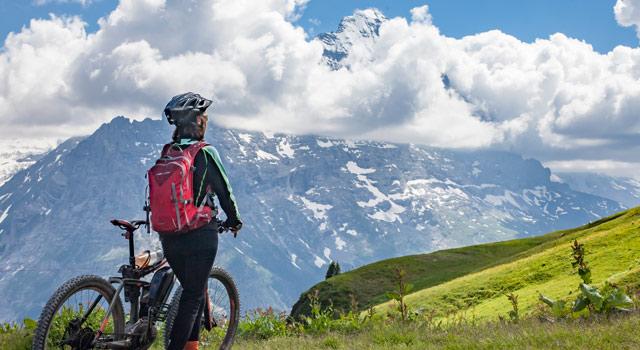 Die Zahl der E-Bike-Fahrer steigt in der Schweiz seit Jahren stark an. Gleichzeitig haben auch die Unfälle mit E-Bikes stark zugenommen. Dabei sind oft ältere Menschen betroffen.