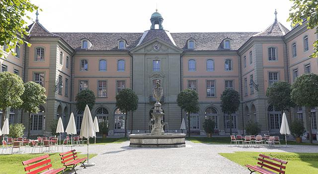 Eine Schlagzeile in der Tagespresse: Das «Wohnheim Riggisberg» ändert seinen Namen in «Schlossgarten».