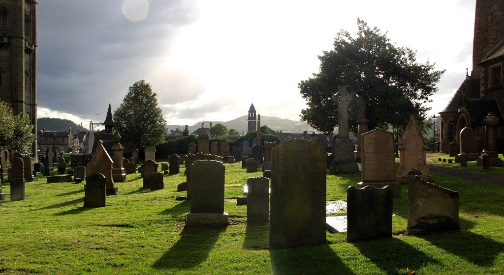 Der Friedhof in unserer Gemeinde verdient seinen Namen. Wäre dieser Ort nicht immer auch mit Trauer verbunden, so könnte man ihn in seiner lieblichen Umgebung, fern vom Verkehrslärm, in der Geborgenheit der Kirche, als Oase der Ruhe und Zuversicht bezeichnen.