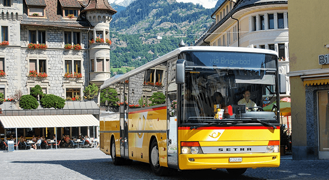 Die Schweiz hat einen gut ausgebauten öffentlichen Verkehr. Mit Bus, Tram und mit der Bahn sind Menschen jeden Alters unterwegs.