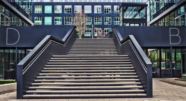 Für Jung und Alt sind Treppen ein Bereich, in dem besondere Aufmerksamkeit gefordert ist. Für ältere Menschen steigt die Gefahr von Stürzen mit schwerwiegenden Folgen jedoch erheblich an.