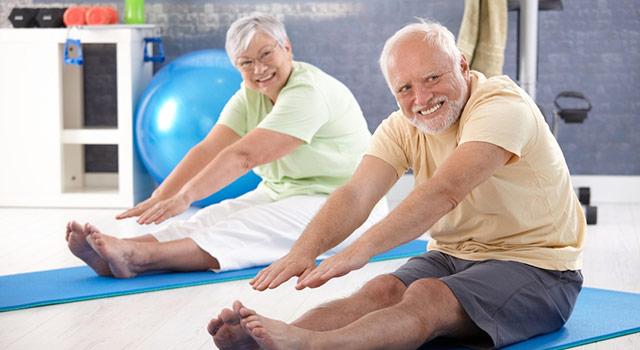 In fortgeschrittenem Alter ist die körperliche Gesundheit sehr wichtig. Wie Sie sich im Alter fit halten, erfahren Sie hier.